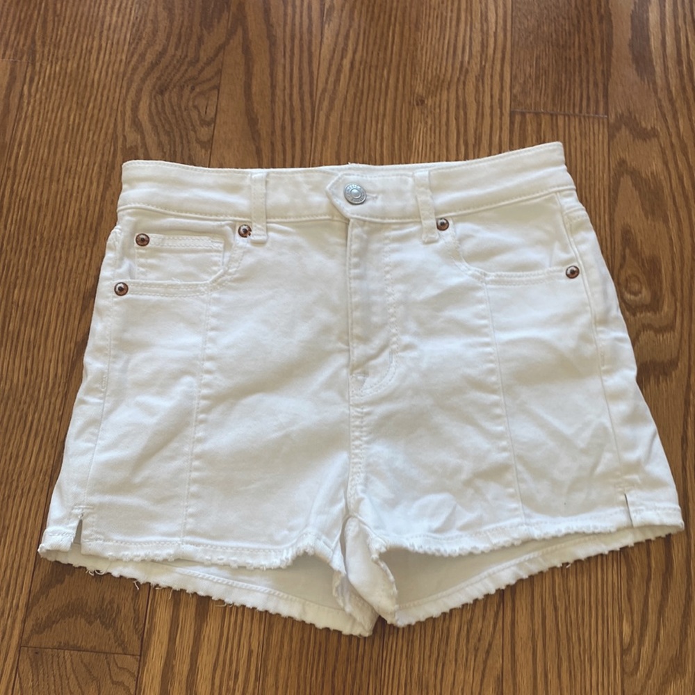 AE white women’s stretchy denim shorts